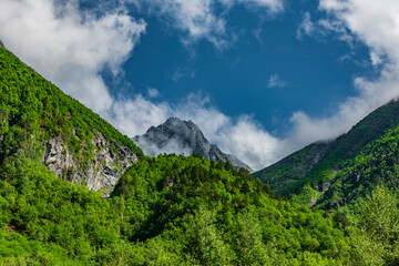 Steile Gebirge in eikesdal in Norwegen