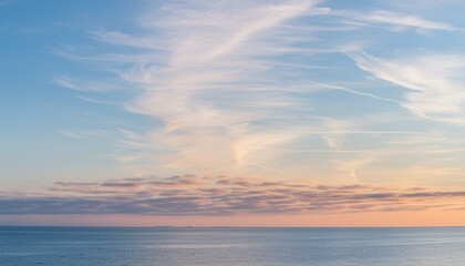 Obraz premium Evening Palette: Cirrus Clouds Blush Pink as the Sun Sets