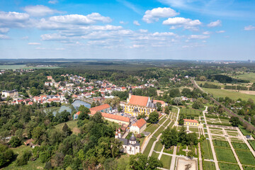 Parkanlage und Kloster Neuzelle aus der Luft im Frühling