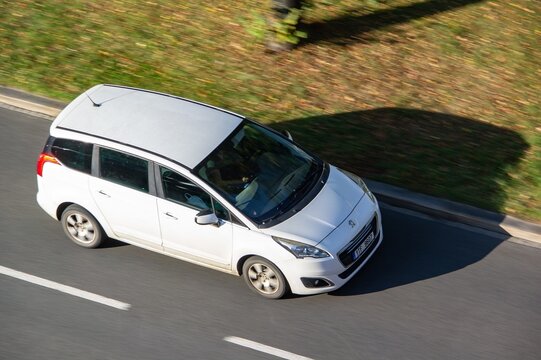 Peugeot 5008 facelifted MPV car with motion blur effect