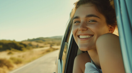 Mulher sorrindo na janela de um carro - wallpaper HD