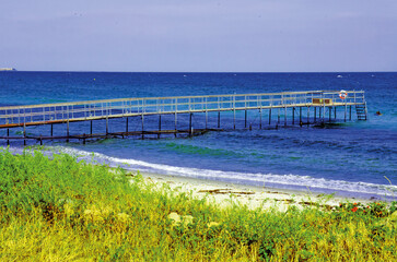 Ein sch&ouml;ner Badesteg f&uuml;hrt ins Meer an einem der sch&ouml;nsten Str&auml;nde der Insel Sams&oslash; im Kattegat.