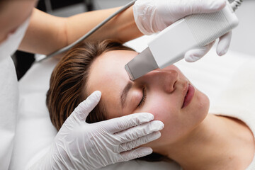 Ultrasonic cleaning of the face. Skin peeling.
