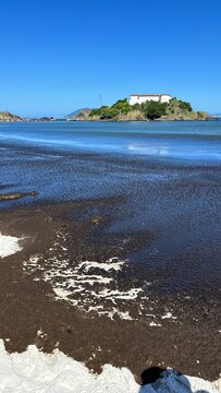 Mar&eacute; vermelha em Cabo Frio, praia do forte.
