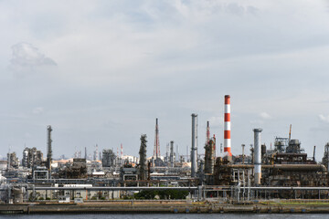 Obraz premium An oil refinery with tanker terminal.