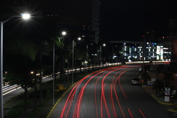 Ciudad de noche - coches en velocidad