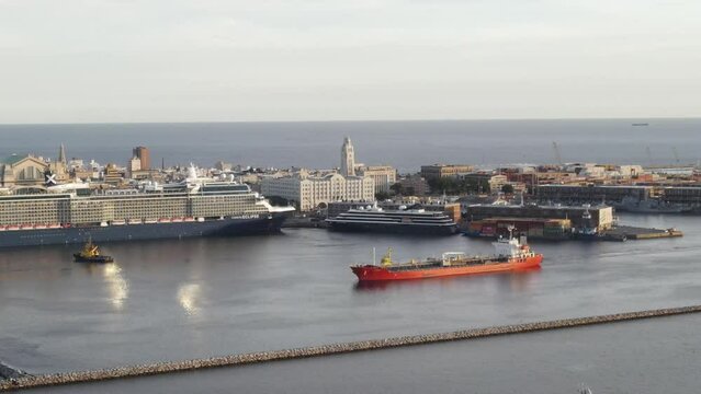 Crucero puerto y barco de contenedores 