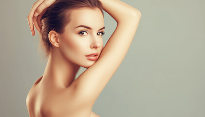 Naklejka premium Portrait of a Young Woman with Flawless Skin Posing Elegantly: Close-Up Beauty Concept Over a Smooth Background 