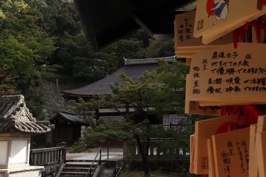 Tablas de plegarias en templo japon&eacute;s, tablillas ema