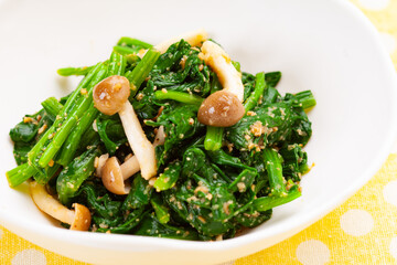 ほうれん草とシメジのごまあえ