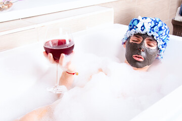 Relaxation and relaxation in the bath. Delicious drinks and gossip over the phone.