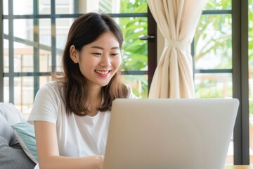 おうち起業をして自宅でPC作業をする日本人女性（女性社長・起業・リモートワーク・在宅ワーク）