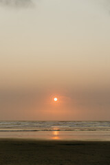 Fototapeta premium Sun setting over ocean horizon