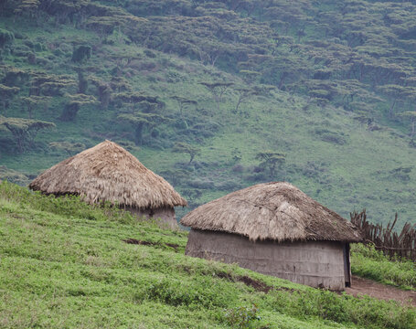 A few grass and mud huts dot a hillside on the road to the Seren