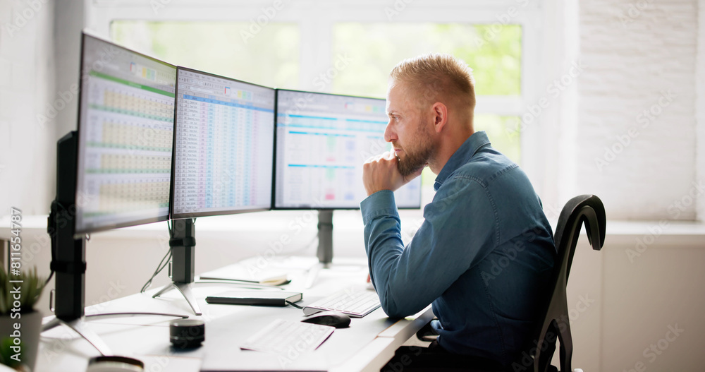 Aufkleber data analyst man using spreadsheet