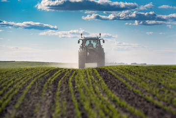 Traktor w polu © Zuzanna