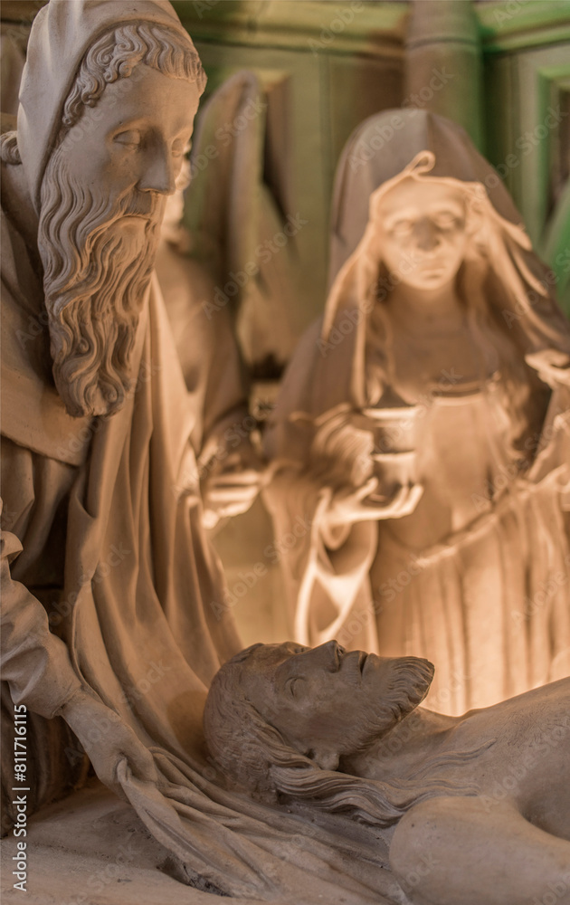 Wall mural détail de la mise au tombeau du christ, sculptures en pierre dans la basilique de l'épine, marne, fr