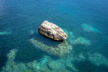 Felsküste am Meer mit Sandstrand Balearen Spanien 