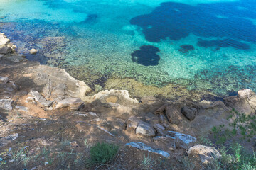 Felsküste am Meer mit Sandstrand Balearen Spanien 