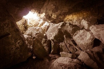 Loch in einer Höhle mit großen Felsen