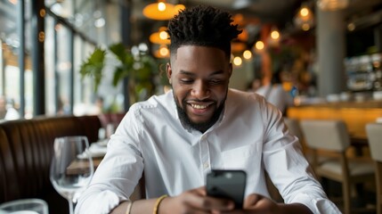 Obraz premium Young Man Enjoying Dining Experience While Rating Restaurant on His Smartphone