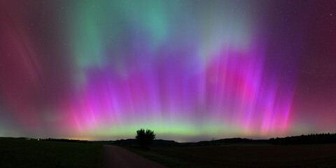 sehr helle Polarlichter über Bayern, Deutschland - Panorama