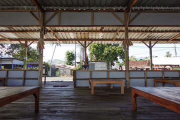 Seafood food stalls are empty of visitors, food stalls on the side of the main road
