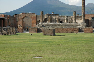 Il vulcano Vesuvio visto dalle mure romane della città di Pompei.