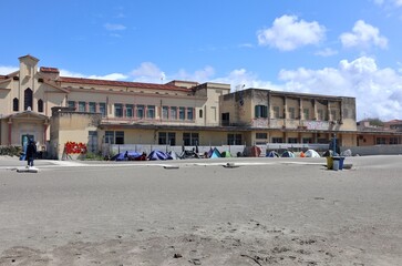 Lido di Ostia - Tende da campeggio sulla Spiaggia Gialla