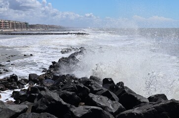 Lido di Ostia - Onde sulla scogliera della Spiaggia Grigia