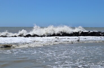 Lido di Ostia - Onda sulla scogliera della Spiaggia Grigia