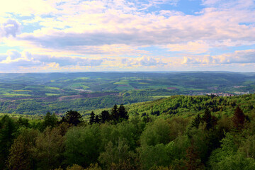 Fototapeta premium Aussicht ins Nordpfälzer Bergland vom Potzbergturm auf dem Potzberg in der Gemeinde Föckelberg im Landkreis Kusel im Bundesland Rheinland-Pfalz. 