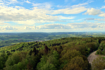 Fototapeta premium Aussicht ins Nordpfälzer Bergland vom Potzbergturm auf dem Potzberg in der Gemeinde Föckelberg im Landkreis Kusel im Bundesland Rheinland-Pfalz. 