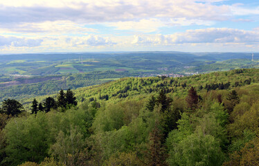 Fototapeta premium Aussicht ins Nordpfälzer Bergland vom Potzbergturm auf dem Potzberg in der Gemeinde Föckelberg im Landkreis Kusel im Bundesland Rheinland-Pfalz. 