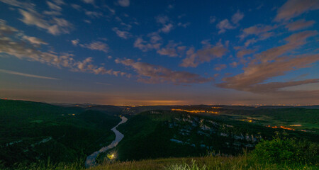 Gorges de l'Ain la nuit vues depuis le mont Balvay &agrave; Leyssard, Ain, France