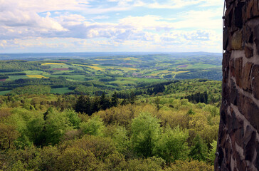 Obraz premium Aussicht ins Nordpfälzer Bergland vom Potzbergturm auf dem Potzberg in der Gemeinde Föckelberg im Landkreis Kusel im Bundesland Rheinland-Pfalz. 