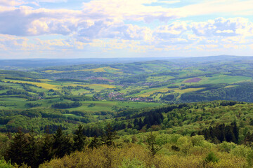 Obraz premium Aussicht ins Nordpfälzer Bergland vom Potzbergturm auf dem Potzberg in der Gemeinde Föckelberg im Landkreis Kusel im Bundesland Rheinland-Pfalz. 