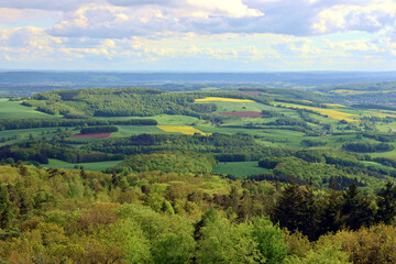 Obraz premium Aussicht ins Nordpfälzer Bergland vom Potzbergturm auf dem Potzberg in der Gemeinde Föckelberg im Landkreis Kusel im Bundesland Rheinland-Pfalz. 