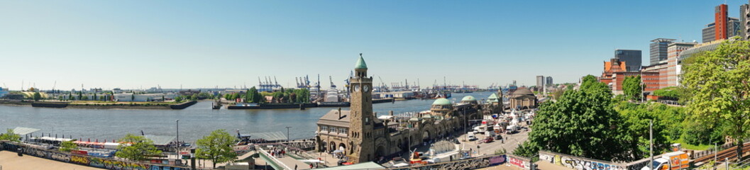Hamburg Landungsbrücken im Sommer - Hamburger Hafen mit Blick auf die Elbe