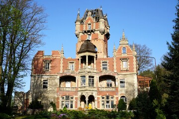 Die verfallene Fassade mit roten Ziegelsteinen der Ruinen des historischen Schloss Boberstein in...