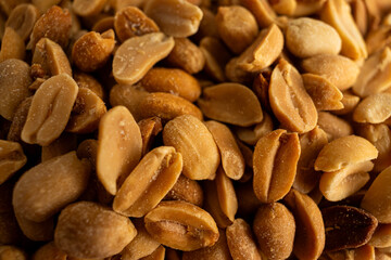 Obraz premium Pile of freshly shelled peanuts, perfect for food blogs, nutrition articles, or snack product advertisements.