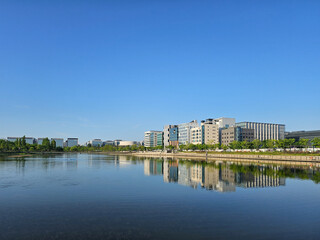 A beautiful view of the lake and buildings on a clear day