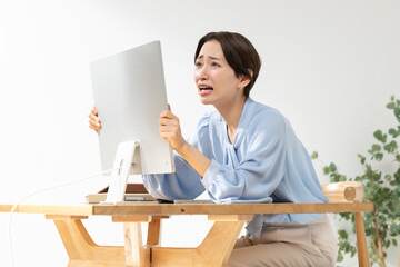 パソコンの前で疲れる女性