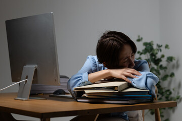 パソコンの前で疲れる女性