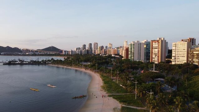 Canoa havaiana chegando na Praia do Canto, com o Morro do Moreno ao Fundo. Vit&oacute;ria, Esp&iacute;rito Santo, Brasil.