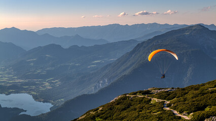 Paragleiter am Abend im Salzkammergut