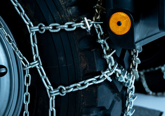 Schneeketten an einem Autoreifen