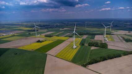 Elektrownia wiatrowa na polach © Foto Kadr