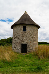 L'ancien moulin à vent de Kergonan, vestige charmant de l'histoire sur la presqu'île de Crozon....