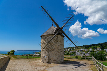 Perché sur la presqu'île de Crozon, le moulin à vent de Luzéoc domine fièrement la mer...